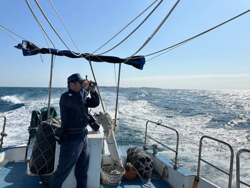 海洋國家公園管理處與澎湖縣政府13日聯手跨單位協力全面巡檢南方四島國家公園區海域，採取「發現即取締、違規即裁罰」的嚴正立場。（海洋國家公園管理處提供）