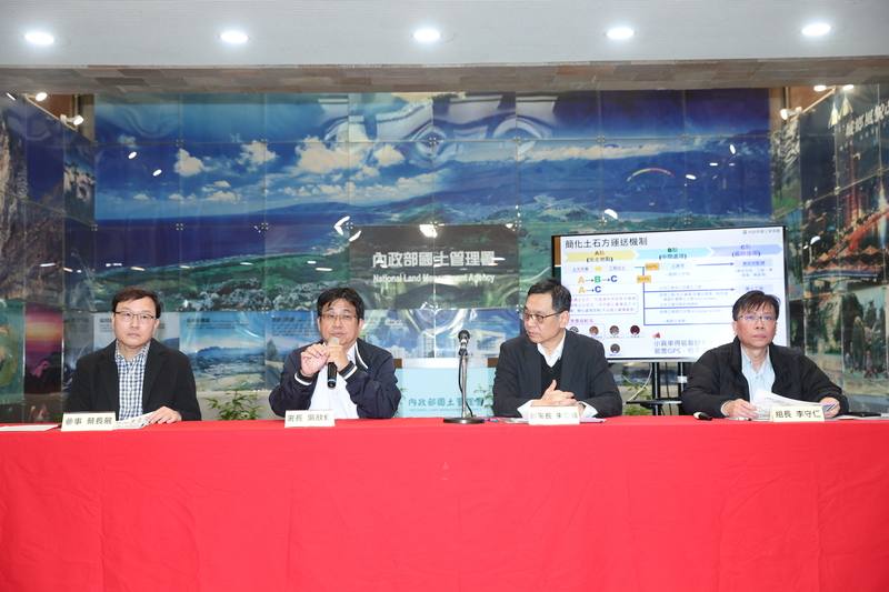 內政部14日下午在國土管理署召開「加速營建剩餘土石方去化」記者會，國土管理署署長吳欣修（左2）說明土石方最終去處規劃方案，包括源頭減量、土石方流向追蹤及擴增去化管道等措施。右2為副署長朱慶倫、左1為內政部參事蔡長展、右1為營建管理組組長李守仁