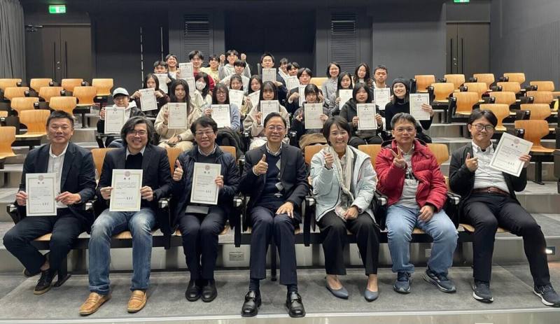 東吳巨量資料管理學院「文華獎學金」是由榮譽院長張善政（前中）捐款成立，透過獎學金鼓勵師生回應AI時代挑戰，針對教師的資訊應用、創新教學設計和投入AI應用的優秀學生提供實質支持。（東吳大學提供）