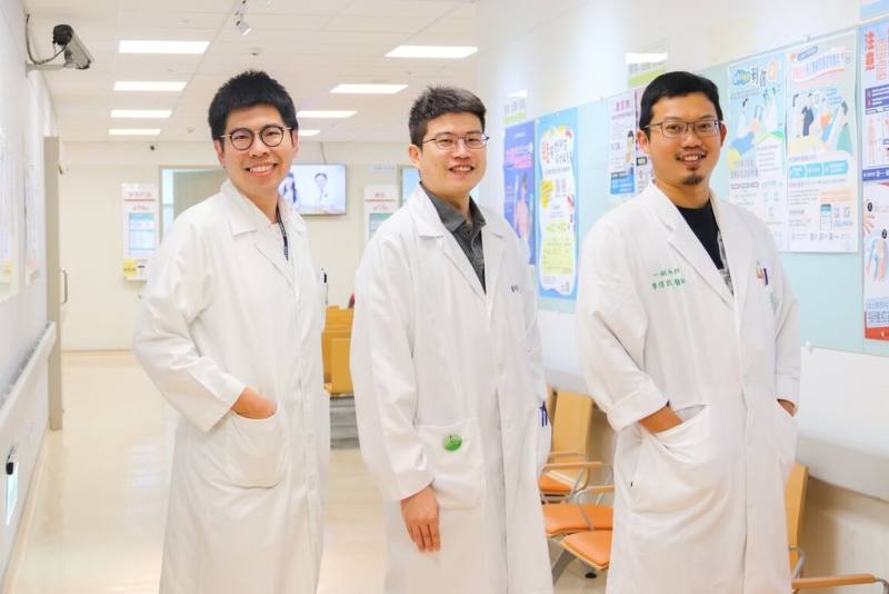 施昱丞（左起）、李柏慶、廖得凱3名醫師因衛生福利部「醫中計畫」，來到台東基督教醫院，期滿選擇繼續留在台東助東基醫療。（台東基督教醫院提供）
