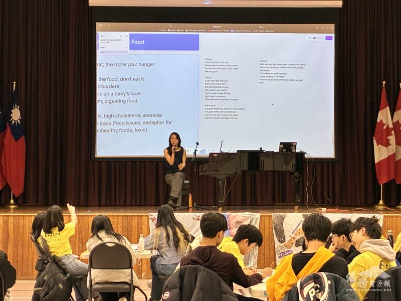 音樂家 Jacqueline Teh引導學生一同參與即興創作，有效拉近藝術與學員之間的距離