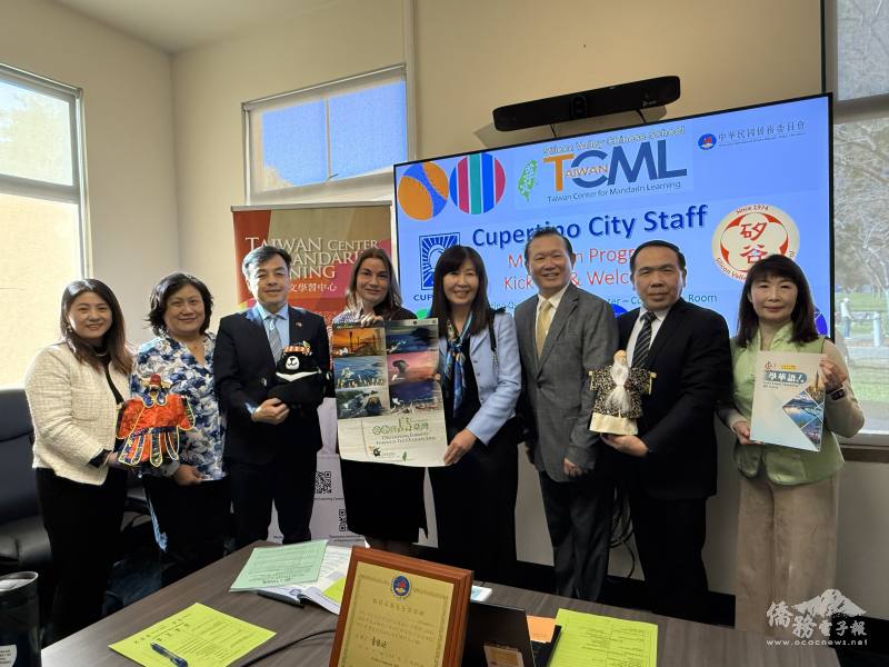 伍志翔（左3）、文教中心主任莊雅淑（右4）贈送月曆、熊枕予Cupertino市長Kitty Moore（左4）