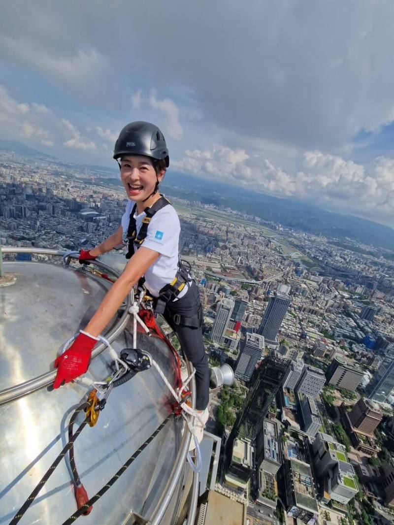 賈永婕挑戰徒手攀登台北101。（圖取自賈永婕Threads網頁threads.com/@janet_chia_）