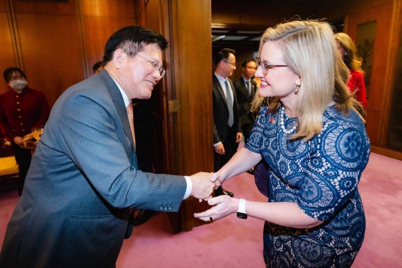 外交部長林佳龍向美國亞利桑納州鳳凰城市市長蓋蕾歌（Kate Gallego）握手致意