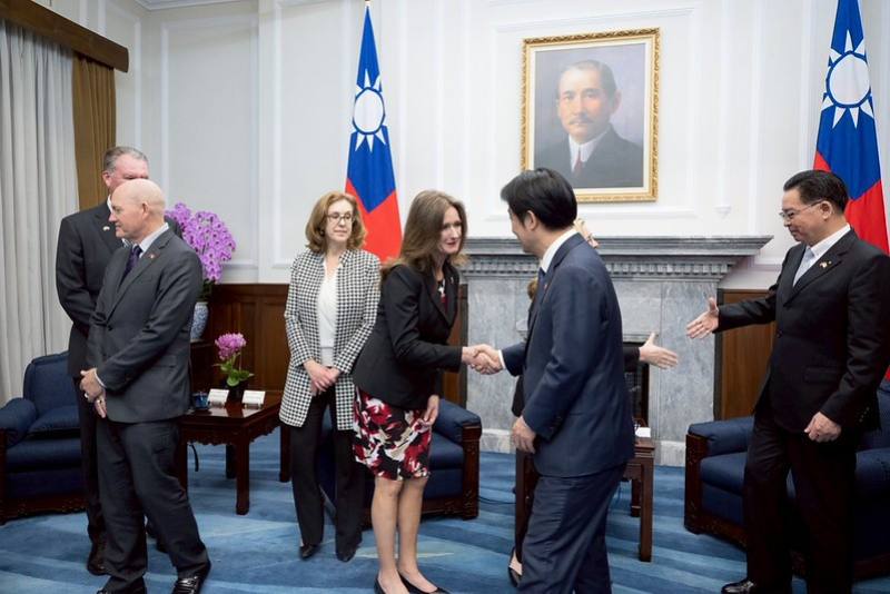 總統接見「美國亞利桑納州鳳凰城市市長蓋蕾歌訪問團」