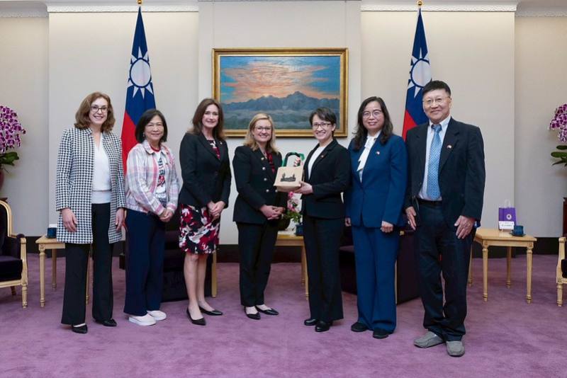 蕭美琴副總統14日上午接見美國亞利桑納州鳳凰城市市長蓋蕾歌（Kate Gallego）訪問團