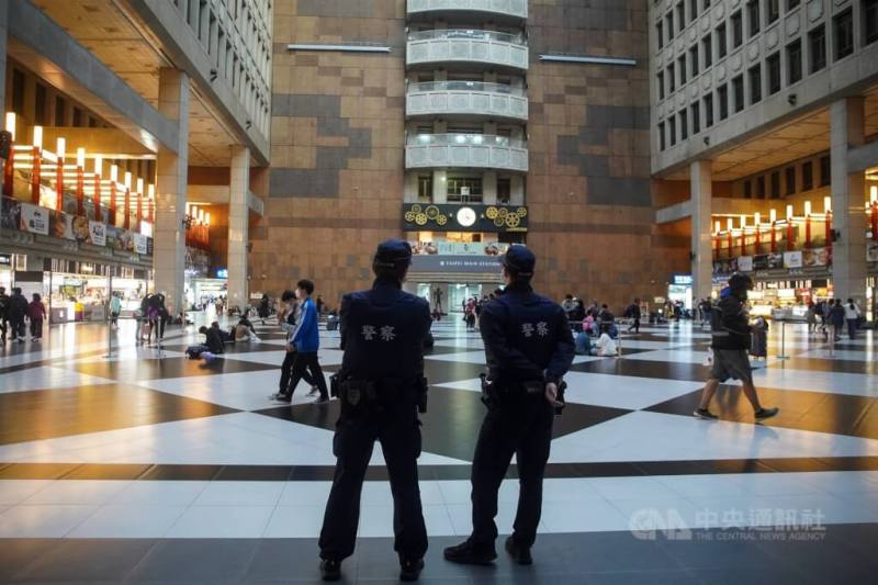 台鐵公司14日及20日在台北車站進行「無差別攻擊危安實兵演習」組合訓練，並將於22日正式演習。圖為員警在台北車站巡邏。（中央社檔案照片）