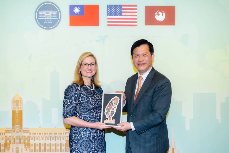 外交部長林佳龍致贈美國亞利桑納州鳳凰城市市長蓋蕾歌（Kate Gallego）台灣木雕禮品並合影