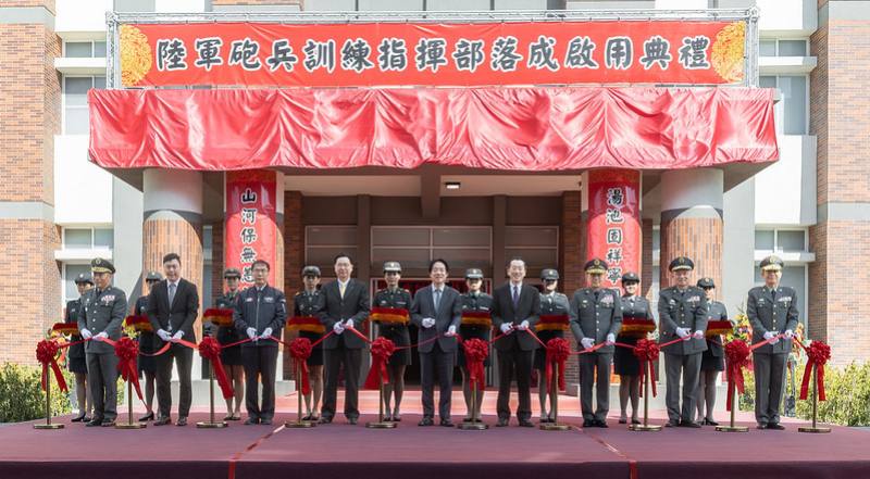 總統抵達後，首先與現場貴賓一同進行剪綵儀式