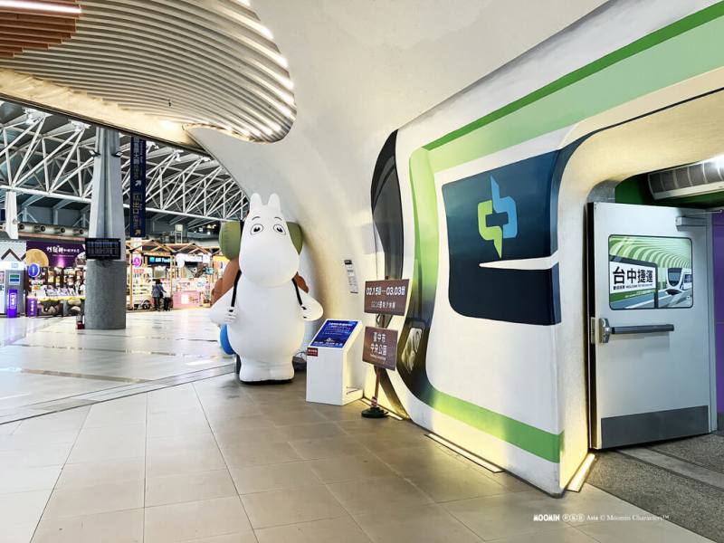 2026中台灣燈會將於2月15日登場，規劃主燈區「極光下的姆明谷」，台中捷運響應推出「姆明一族彩繪列車」，並在捷運高鐵台中站設有姆明特色裝置迎賓。（中捷公司提供）