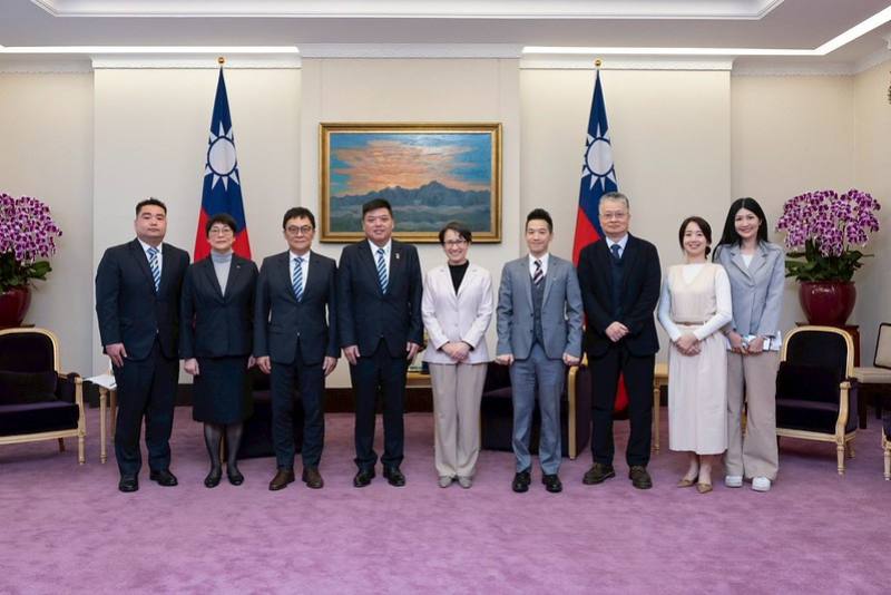 副總統與「第64屆十大傑出青年選拔委員會幹部」合影