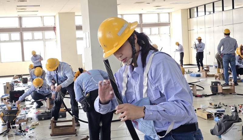 2026台電技能競賽14日在高雄訓練中心舉辦。圖為台電好手參與各項技術競賽，爭取佳績