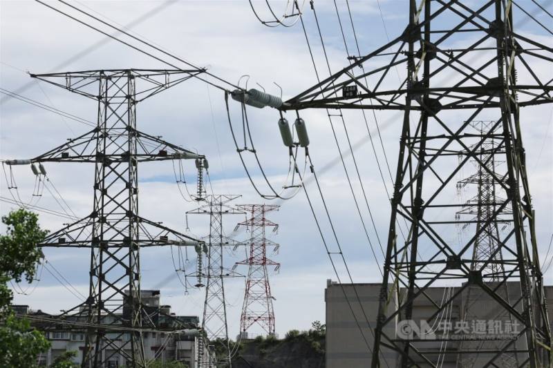 圖為新北市汐止超高壓變電所周邊高壓電塔。（中央社檔案照片）