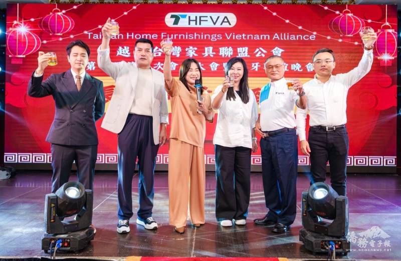立法委員馬文君、林憶君、黃仁、洪孟楷、羅廷瑋及越南臺灣家具聯盟公會會長尤世志共同祝賀新年快樂