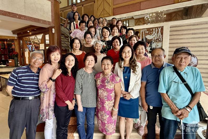 貴賓和老師志工學員一起合照，博愛服務團執行長曹碧珠（前排左2）、華僑天主堂神父蕭士輝（前排右2）