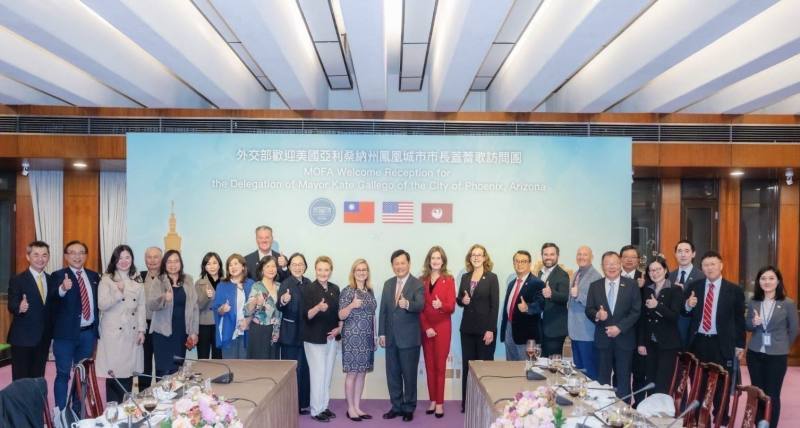 外交部長林佳龍（右十二）款宴美國亞利桑納州鳳凰城市市長蓋蕾歌（Kate Gallego，右十三）訪問團