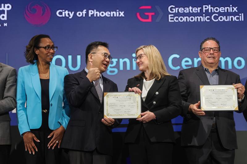Phoenix Mayor Kate Gallego (second right) and National Development Council Deputy Minister Jan Fang-guan (second left) on Thursday present a signed a memorandum of understanding aimed at expanding cooperation on startup-driven innovation in semiconductors