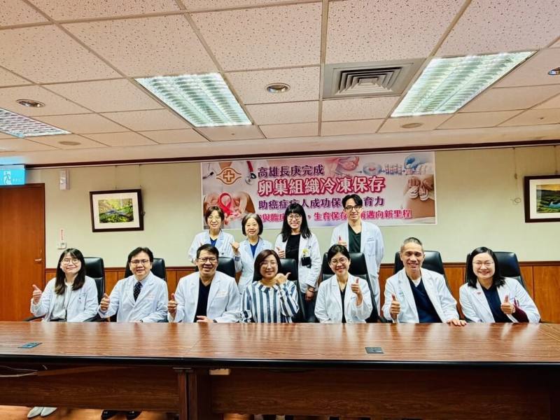 高雄長庚紀念醫院在2025年底完成「卵巢組織冷凍保存」手術，為癌友保留未來生育可能性，院方15日邀請接受手術的陳姓癌友（前中）現身說法，分享心路歷程。（高雄長庚提供）