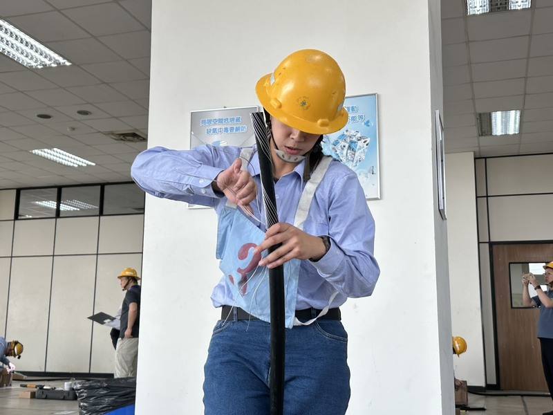 台電公司14日在高雄訓練中心舉辦「2026台電技能競賽」，參賽的屏東區處人員莊孟潔（圖）是「台電寶寶」，從小耳濡目染最後也報考台電，近年也於颱風搶修任務中全力投入
