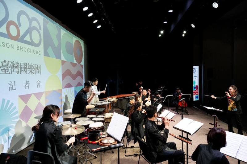 台灣國樂團2026新樂季節目內容14日揭曉，以「驫」為年度主軸，首席客席指揮許瀞心（右）並帶領樂團在開季記者會中呈現新樂季節目片段。（台灣國樂團提供）