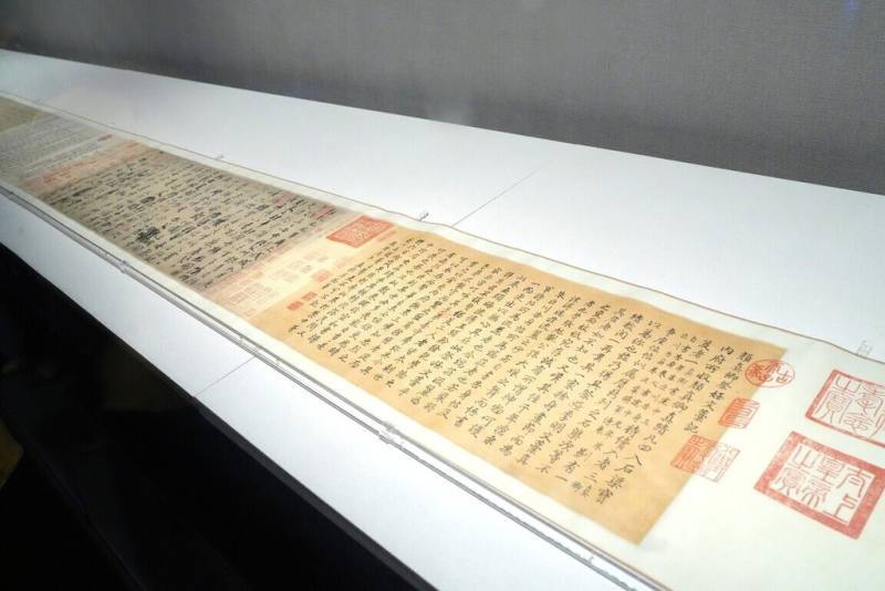 故宮博物院百年院慶，特別策畫「甲子萬年：國立故宮博物院百年院慶特展」，揀選國寶「唐顏真卿祭姪文稿卷」於南院展出，展期自即日起至3月1日止。（故宮南院提供）