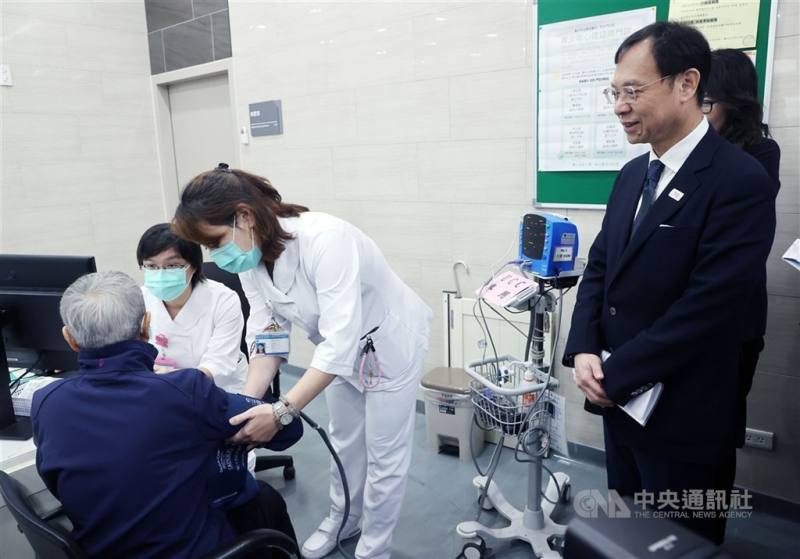 為紓解假日急診壅塞、提升醫療服務效率，健保署自114年11月2日起試行「假日急症中心（Urgent Care Center，UCC）」，專門收治輕急症患者。（中央社檔案照片）