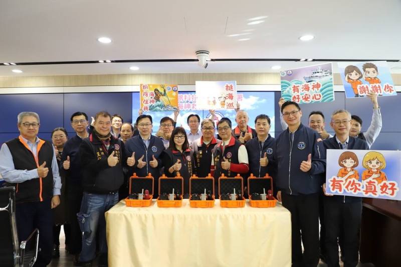 海巡署艦隊分署14日表示，巨鵬科技公司捐贈6套導入創新科技的「海神追蹤救援系統」，可同時對多名人員進行即時監控，提供精準且即時的定位資訊，提升海上救援效能。（海巡署提供）