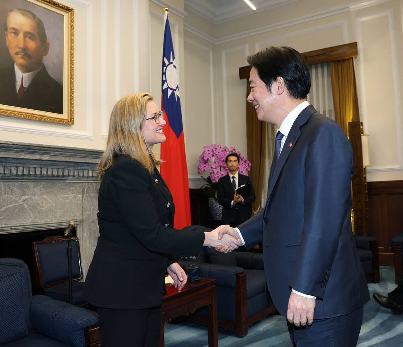 President Lai Ching-te (right) welcomes Phoenix Mayor Kate Gallego with a handshake in Taipei on Wednesday. CNA photo Jan. 14, 2026