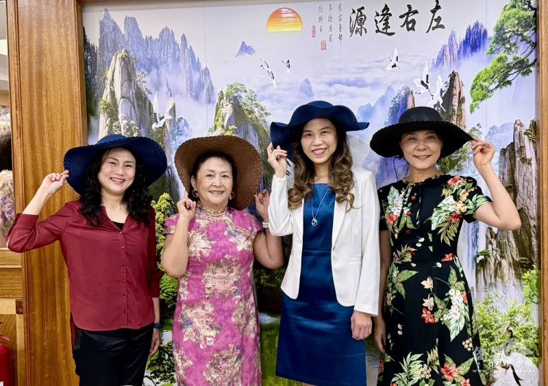 博愛服務團創辦人李宗德（左2）贈送帽子予貴賓駐聖保羅辦事處處長朱怡靜（右2）、組長徐澤玗（右1）、臺貿中心主任施懿倫（左1）