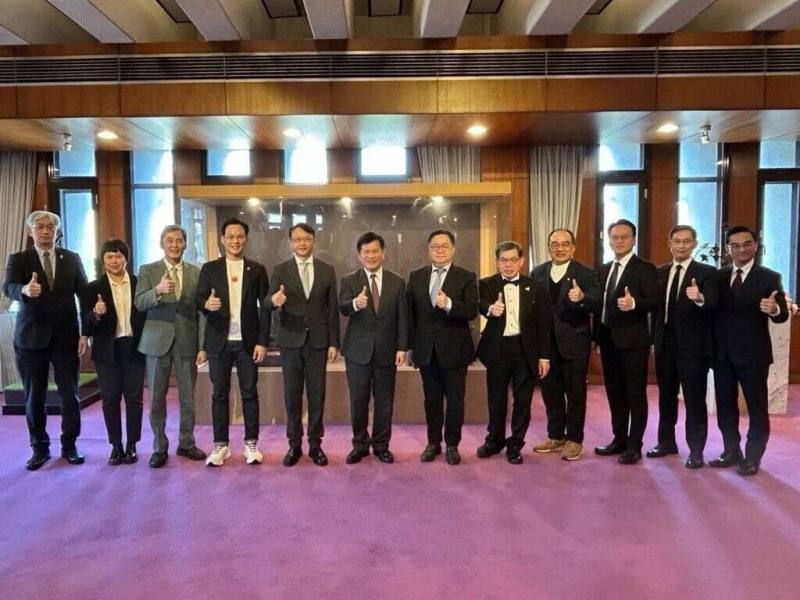 外交部長林佳龍（左六）與「亞太經濟合作」（APEC）企業諮詢委員會（ABAC）代表－宏碁公司陳俊聖董事長（左五）、台灣大哥大林之晨總經理（左四）、廣達電腦張嘉淵技術長（右六）及其他與宴貴賓合影