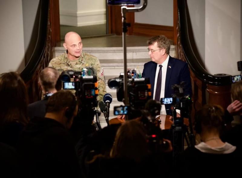 圖為丹麥參謀總長麥可海爾德加德（後左）與丹麥國防部長波爾森（右）說明丹麥國防軍在格陵蘭部署規劃。（圖取自facebook.com/TroelsLundPoulsen）