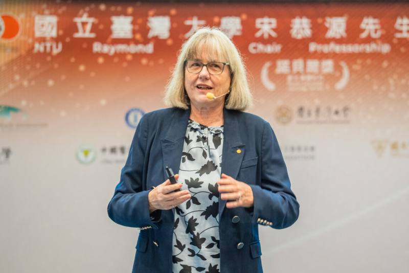 2018年諾貝爾物理學獎得主唐娜．史垂克蘭（Donna Strickland）（圖）近日受邀到台灣大學演講指出，社會對科學的不信任感，源於對「科學本質」的誤解。她認為，科學並非一套「已完成、不可更動」的知識全書，而是一個透過試驗、蒐集證據並持續修正的動態過程。（台灣大學提供）