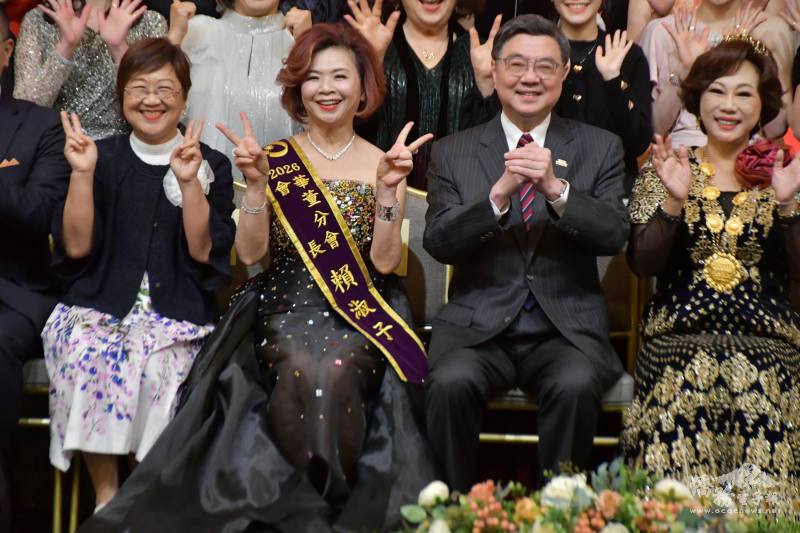 行政院長卓榮泰（右2）出席晚宴，其他貴賓由左至右為徐佳青、賴淑子、世華總會長林淑敏