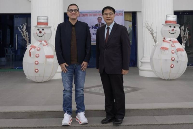 台南市長黃偉哲（右）16日拜會菲律賓阿克蘭省長米拉弗洛斯（Jose Enrique Miraflores）（左），希望未來多交流永續觀光發展經驗，且探討文化及實習人才合作可能性，建立互惠夥伴關係。（台南市政府提供）