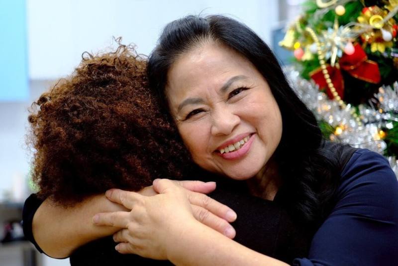 14年前，「美美」（左）的母親在台灣生下她，因無合法身分成「黑戶寶寶」，更從母體垂直感染HIV。台灣關愛基金會創辦人楊婕妤（右）在美美被遣返後，自掏腰包資助；美美近日重返台灣，與楊婕妤暖心重聚。（關愛基金會提供）