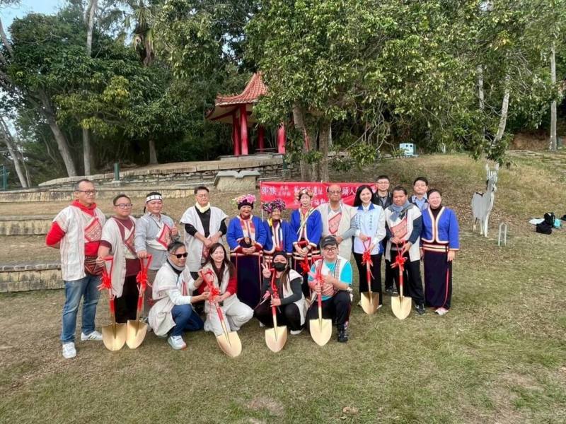 邵族是日月潭區重要原住民族，為讓族人有具體、永續祭祀與記憶空間，也讓民眾更認識邵族歷史文化，南投縣政府在涵碧步道育樂亭、文武廟、玄光寺附近設紀念碑，16日舉行動土儀式，邀族人長老、部落代表等參與祈福。（南投縣政府原住民族行政處提供）