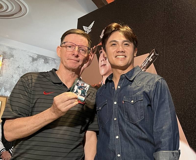 中華職棒統一獅隊球星陳鏞基（右）16日宣布2026年球季後引退，於2004年簽下他的球探史托維克（Jamey Storvick）（左）也現身記者會，送上當年多人裱框合照，還有陳鏞基在美職的第一張球員卡