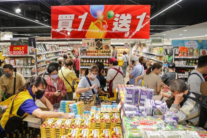 金管會15日指出，2025年前11月信用卡簽帳金額達新台幣4兆5327億元，創下歷年同期新高，2025年全年簽帳金額有望寫下新高