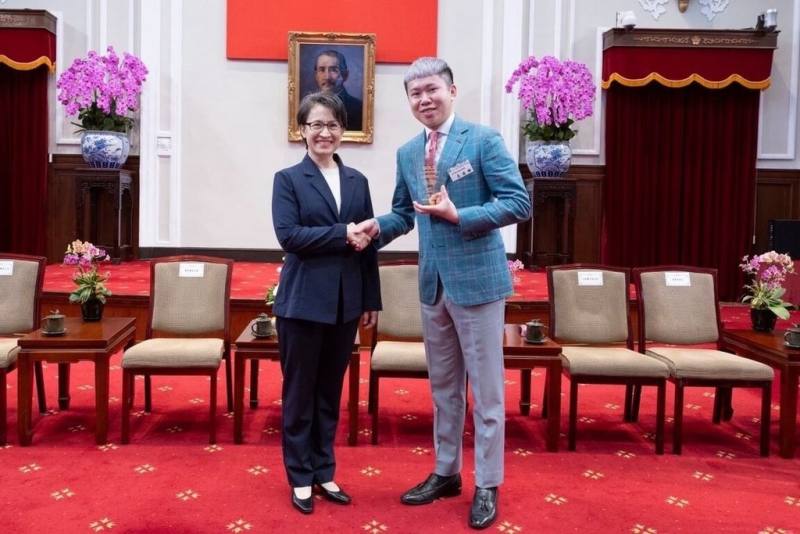 由勞動部勞動力發展署桃竹苗分署「衣啟飛翔創客基地」培育的學員李建曄（右），114年奪下韓國釜山「第40屆世界洋服同業聯盟大會」金手指組金牌，副總統蕭美琴（左）日前穿著「台灣製造」西裝在總統府接見表揚。（勞動力發展署桃竹苗分署提供）