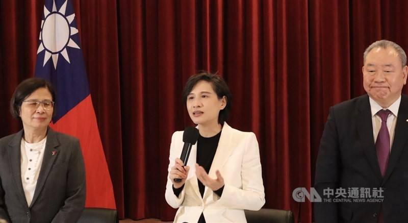 Vice Premier Cheng Li-chiun (center) and chief trade negotiator Yang Jen-ni (left) speak at a press event in the United States on Friday. CNA photo Jan. 16, 2026