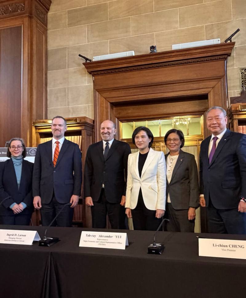 台美關稅談判在美東時間15日結束總結會議，雙方達成包括「台灣對等關稅調降為15%且不疊加，以及半導體及半導體衍生品等232關稅取得最優惠待遇等。圖左起為美國在台協會（AIT）執行理事藍鶯、美國貿易代表署代表葛里爾、美國商務部長盧特尼克、行政院副院長鄭麗君、政務委員楊珍妮、駐美代表處代表俞大㵢。（行政院提供）