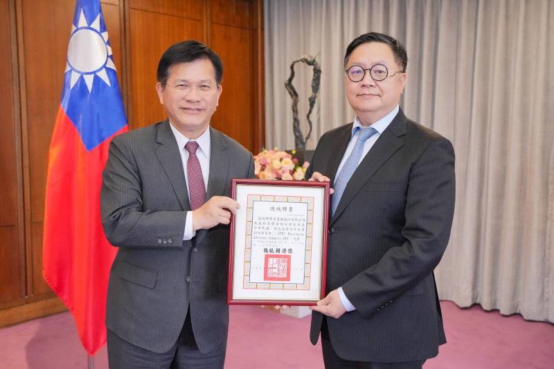 外交部長林佳龍頒贈總統聘書予廣達電腦張嘉淵技術長