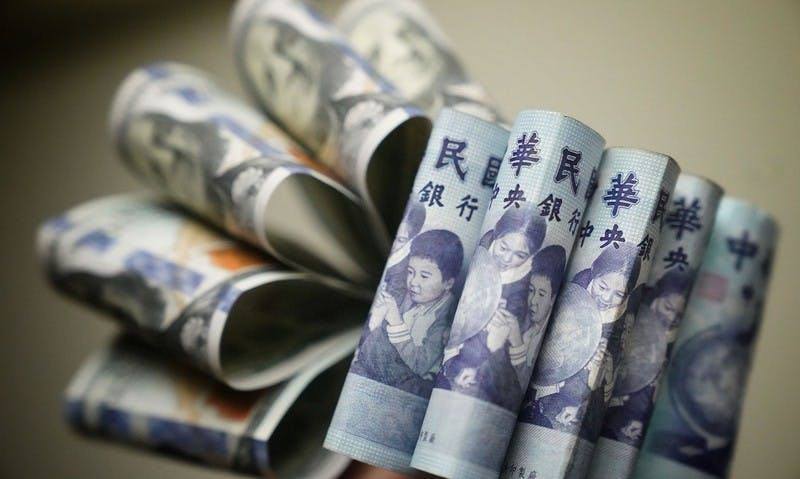 圖為新台幣與美元紙鈔。（中央社檔案照片）