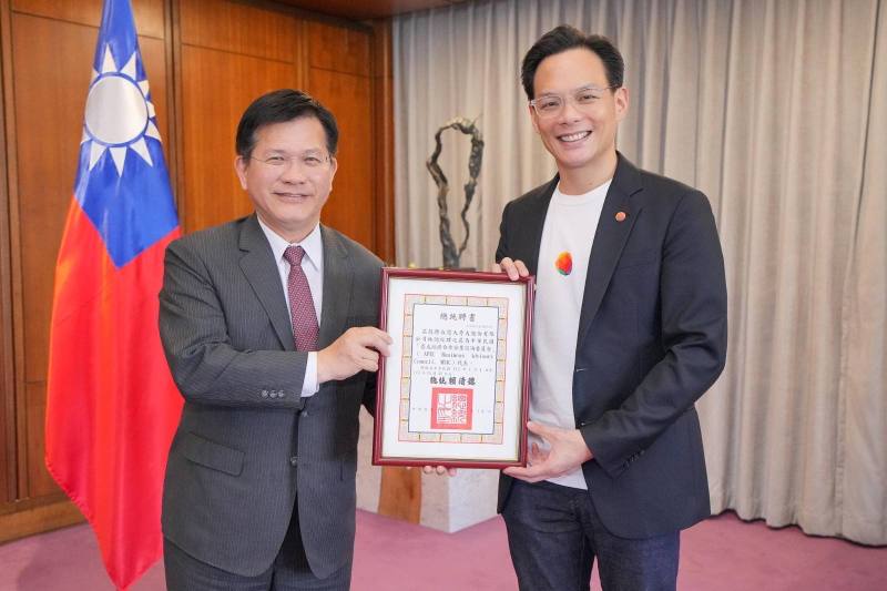 外交部長林佳龍頒贈總統聘書予台灣大哥大林之晨總經理