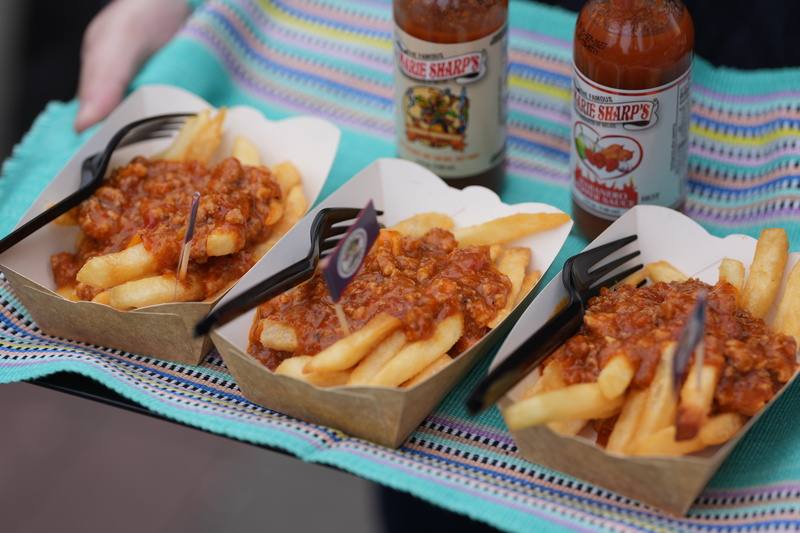 中美洲經貿辦事處聯合瓜地馬拉與貝里斯駐台大使館，於16日至2月8日推出「中美洲友邦美食餐車走透透」活動，選用友邦特色食材，推出酪梨熱狗堡與辣肉醬薯條（圖）等小吃，邀請民眾體驗中美洲的飲食風格