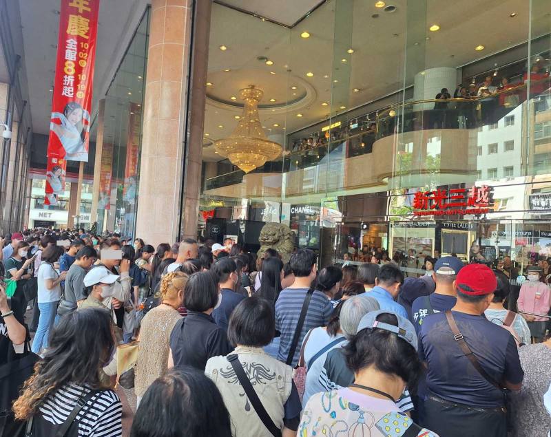 受惠年末購物旺季、跨年旅遊熱潮，5大發卡銀行信用卡2025年12月簽帳金額達新台幣3273.69億元，年增率達10.26%。（中央社檔案照片）