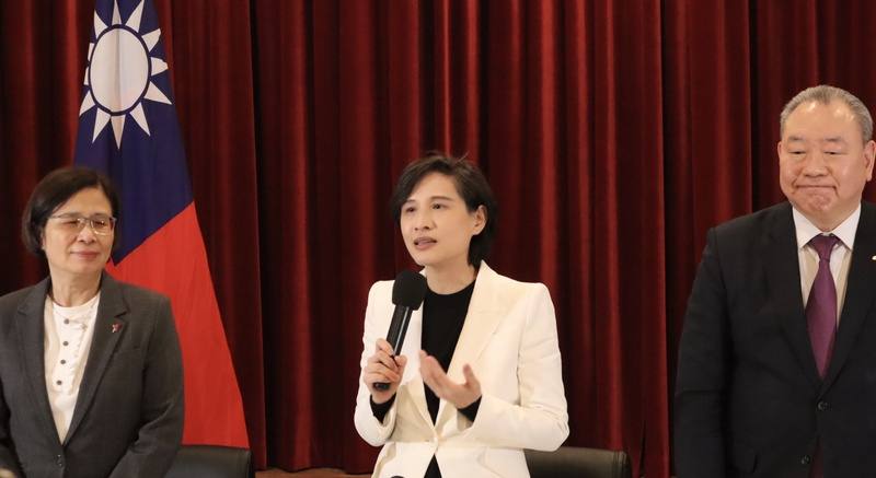 台美關稅談判結束總結會議，行政院副院長鄭麗君（中）、行政院經貿談判辦公室總談判代表楊珍妮（左）、駐美代表俞大㵢（右）於駐美代表處舉行說明會