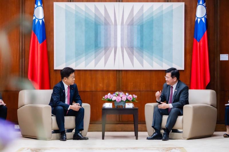 外交部長林佳龍（右）與加藤勝信眾議員（左）一行交換意見