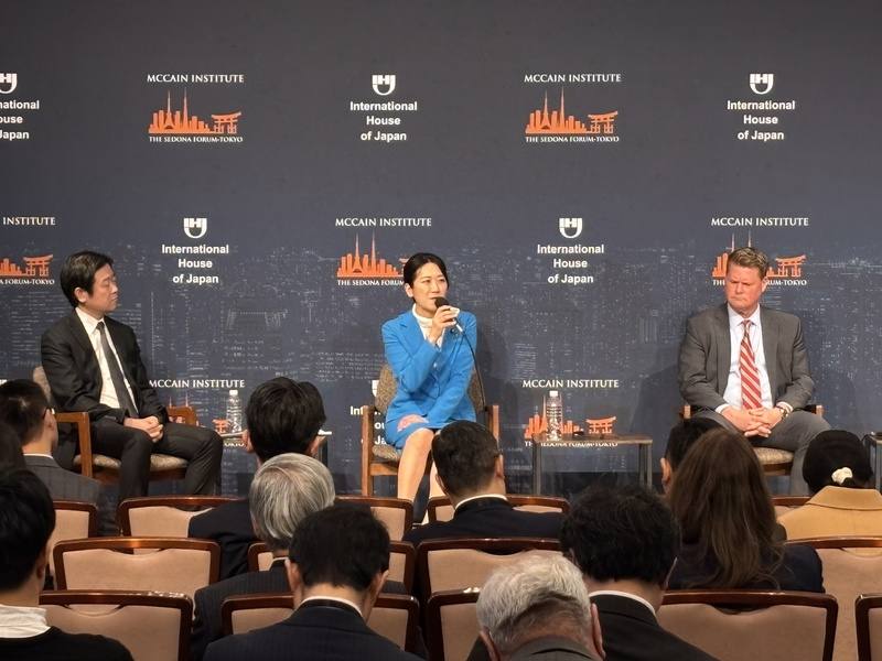 日本自民黨參議員松川瑠衣（中）15日出席 「東京塞多納論壇」表示，如果自民黨在即將到來的眾議院大選中取得穩定勝利，選後將是日本派政治代表團訪問北京的關鍵時機