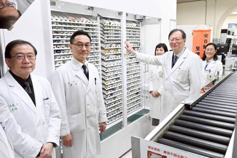 國立台灣大學醫學院附設醫院16日在具百年歷史的西址院區門診藥局，啟用全自動盒裝藥發藥機暨傳送系統，院方表示，在百年紅磚建築內啟動自動化服務，是醫療品質與歷史文化保存的平衡實踐。（台大醫院提供）